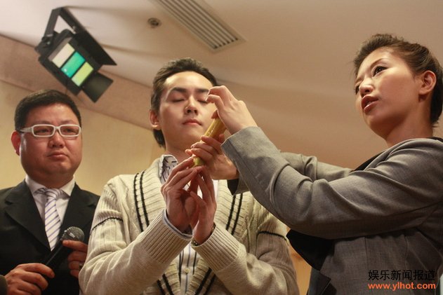 AV前女优红音萤宣传防艾 示范避孕套用法