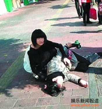 义救陌路人的保时捷少女